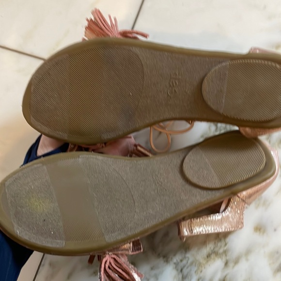 Shiny Rose Gold sandal GAP never worn - Picture 4 of 8